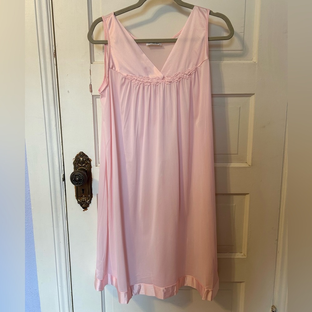 Vintage Vanity Fair Sleeveless Pink Chemise Nightgown  Satin Medium Romantic USA